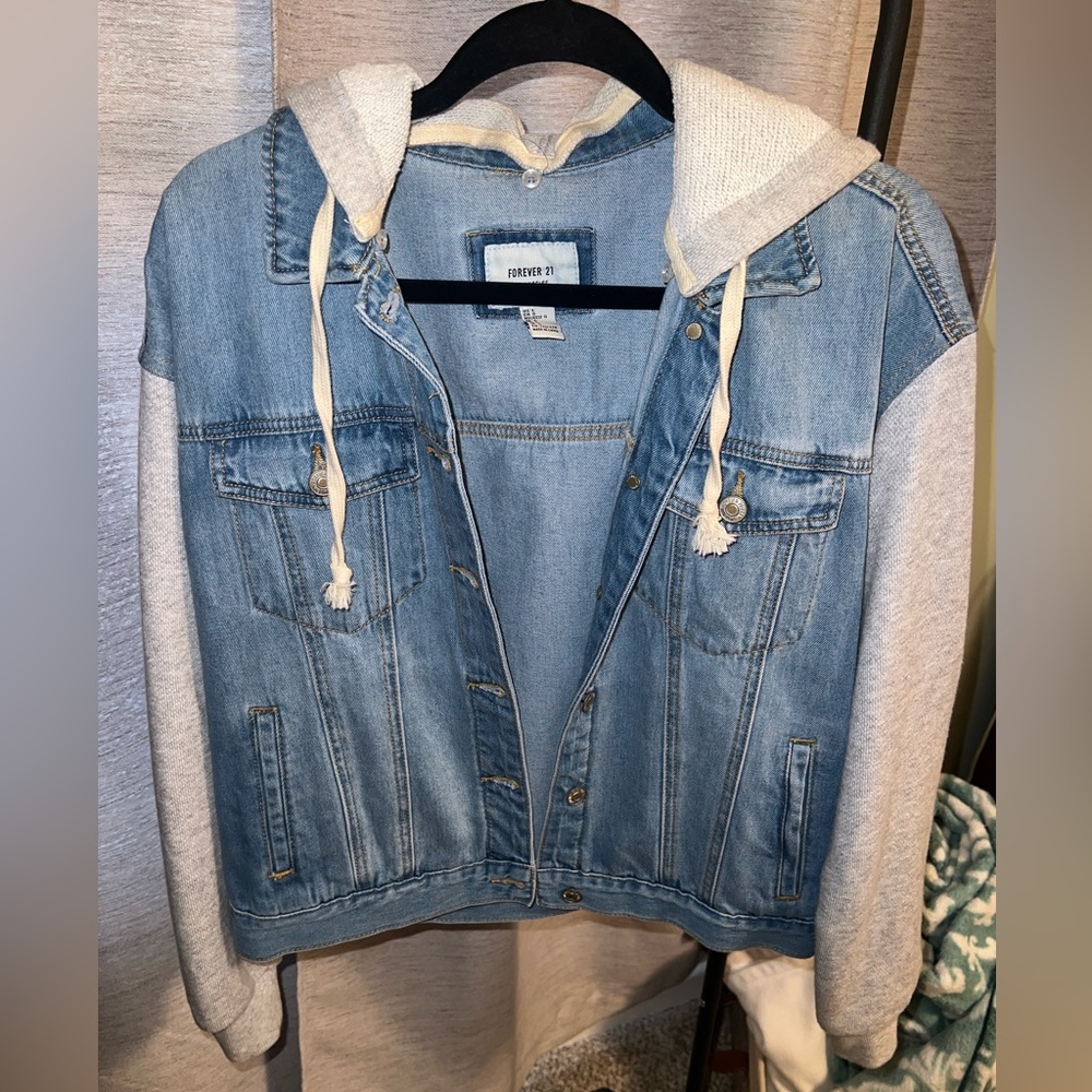 Forever21 Cropped Jean Jacket with Hood & Sweatshirt material sleeves. Size L.